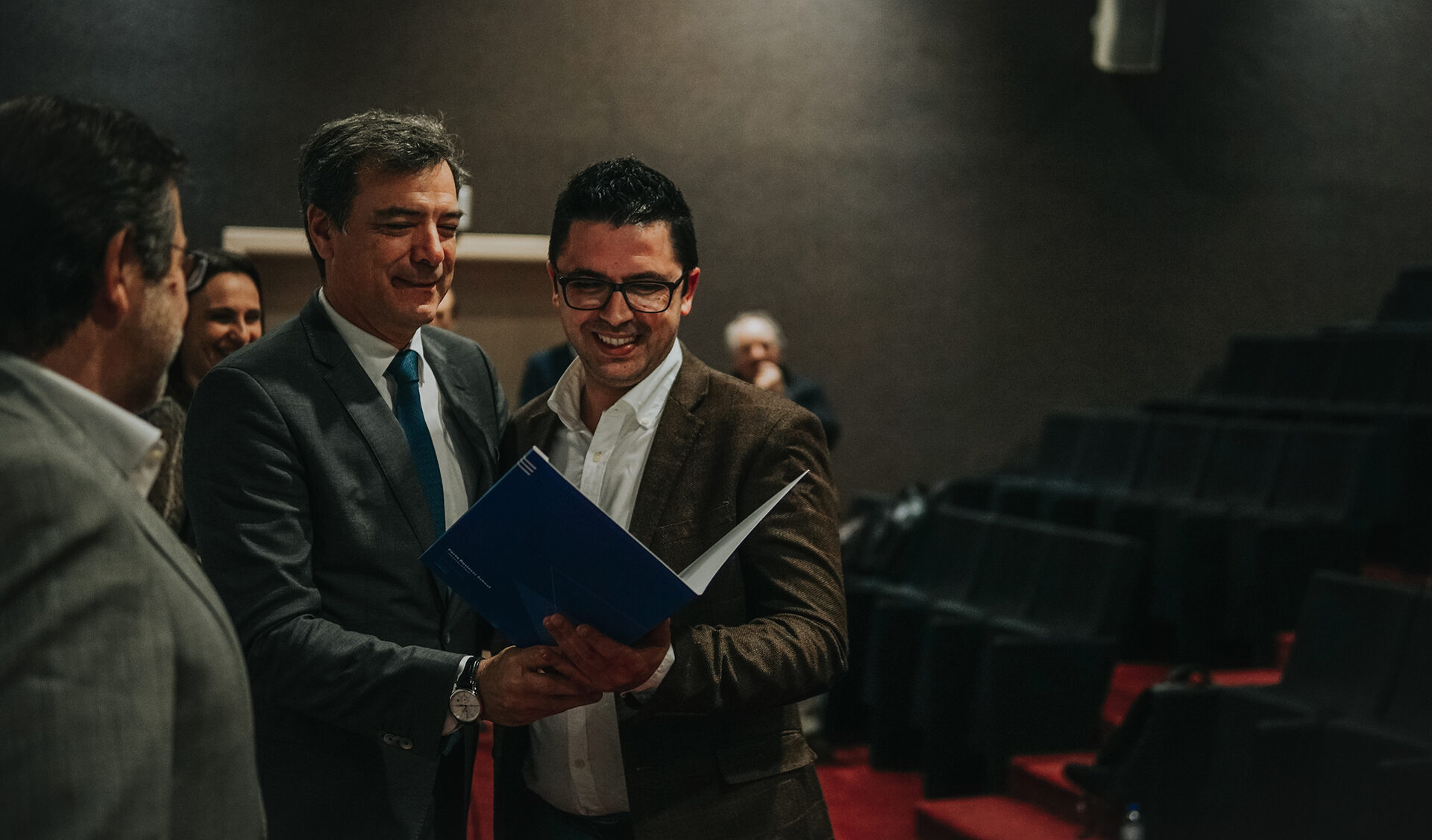 Sessão de encerramento, de um participante (Ildebrando Campos) a receber o diploma das mãos de Carlos Van Zeller, administrador